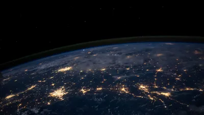从地球上空225英里处俯瞰墨西哥湾沿岸各州的夜间景象